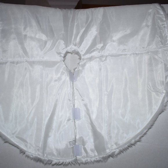 Grandin Road Faux Fur Tree Skirt 36” #168932 NWT Details: Luxurious faux fur tre - Picture 2 of 3